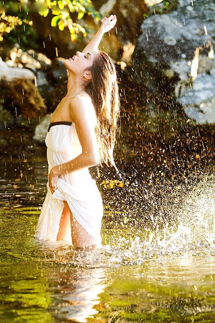 Marie Avgeropoulos in San Diego