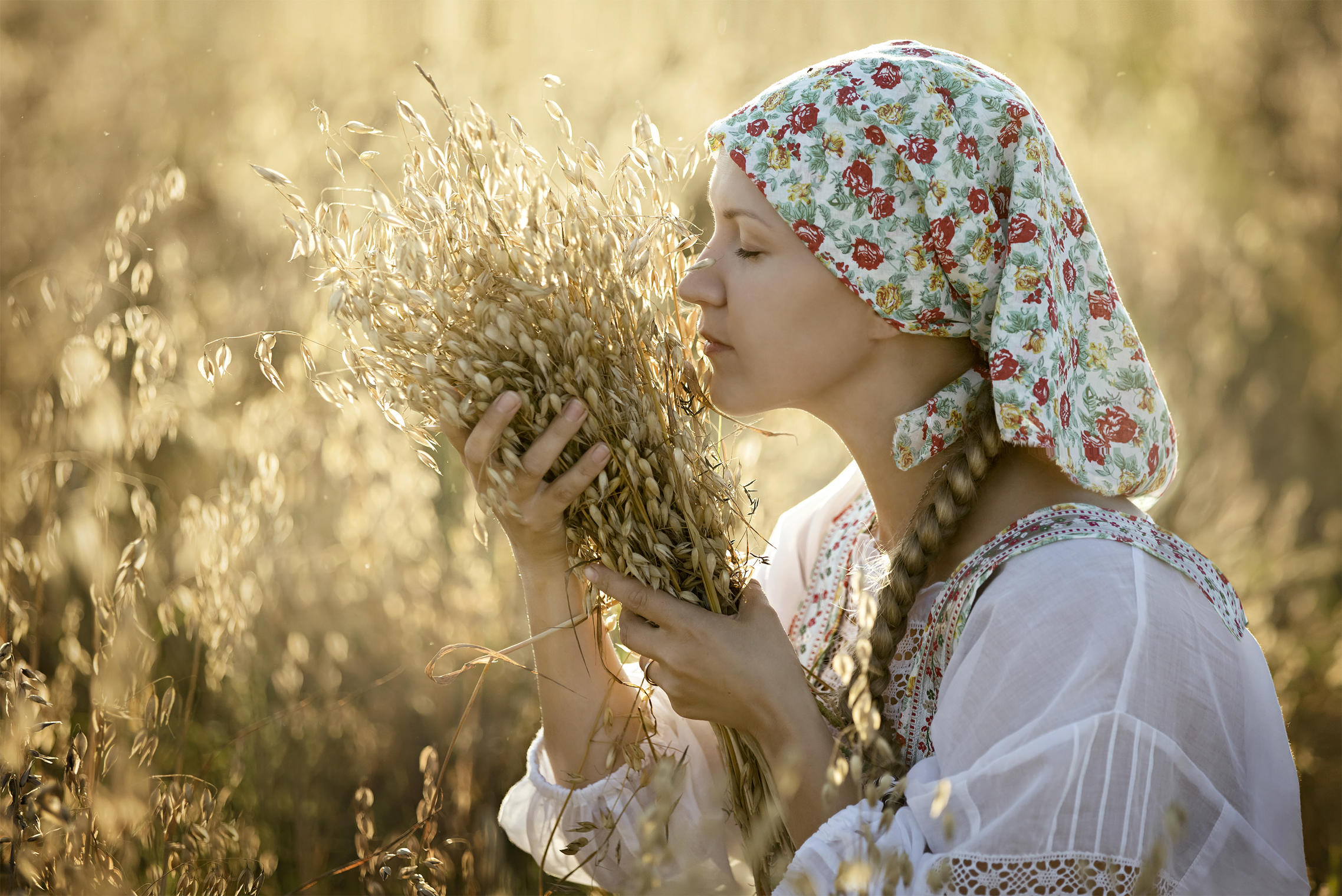 Photo Women in Slavic costumes in San Diego